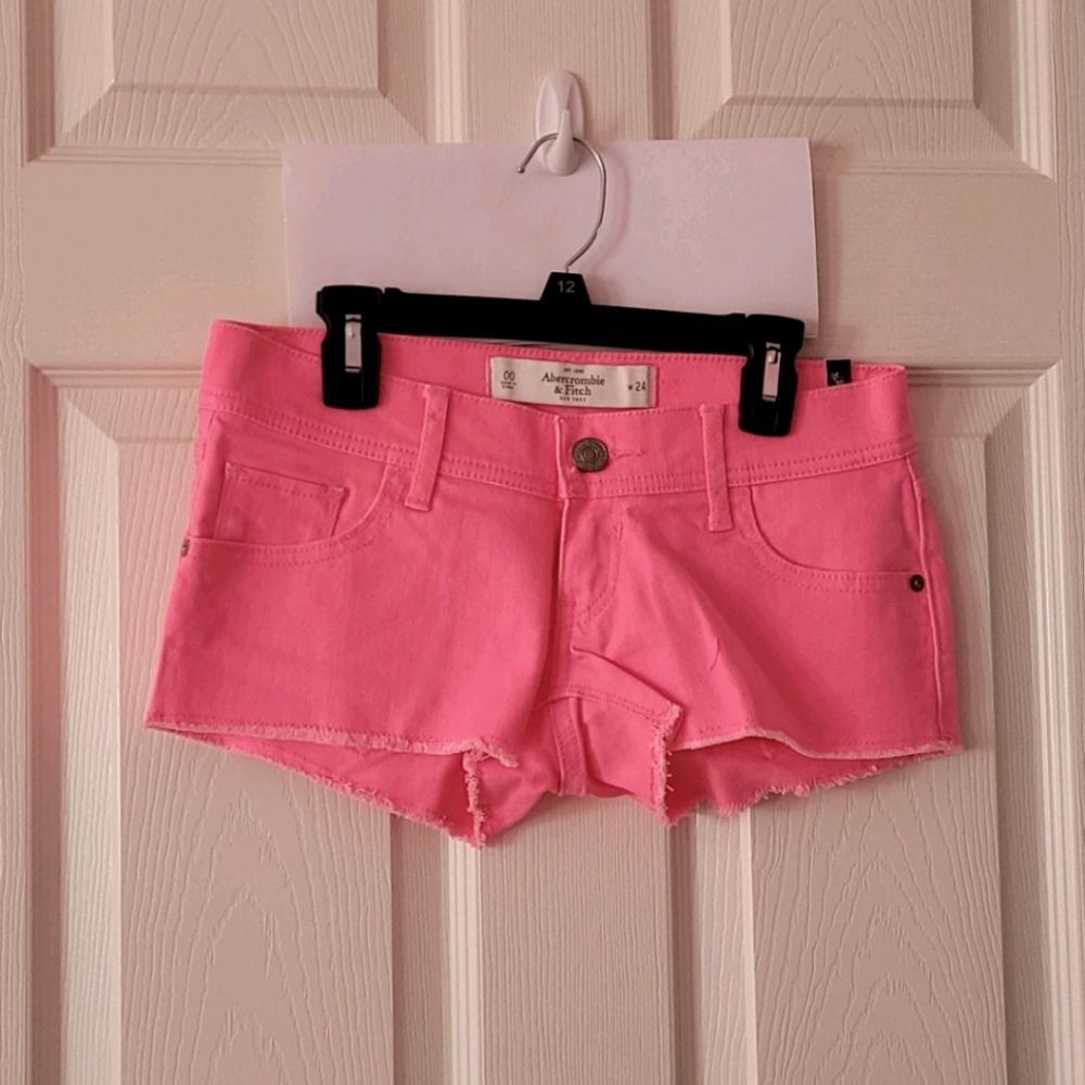 abercrombie pink jean shorts。comes with tag。